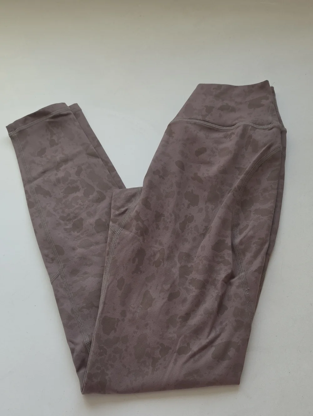 Alphalete Surface Power Leggings In Pebble Print Mocha.